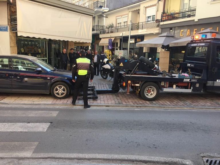 Τμήμα  Τροχαίας Κατερίνης: "Σεβόμαστε τους συμπολίτες μας...δεν βάζουμε εμπόδια στις μετακινήσεις τους.  Δεν παρκάρουμε σε διαβάσεις πεζών, ράμπες διάβασης ατόμων με αναπηρία (ΑμεΑ) και πεζοδρόμια!