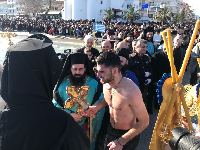 Με λαμπρότητα & θρησκευτική μεγαλοπρέπεια ο εορτασμός των Θεοφανίων- Ποιοι έπιασαν τον Σταυρό
