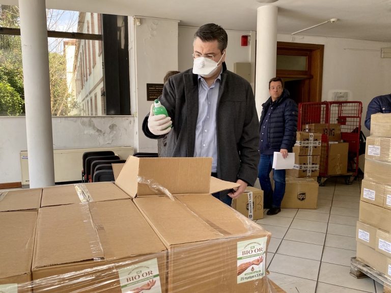 H περιφέρεια Κ. Μακεδονίας διέθεσε στην 3η και 4η ΥΠΕ και το ΕΚΑΒ 15.000 χειρουργικές μάσκες, 9.000 κουτιά με γάντια των 100 τεμαχίων το καθένα, 5.000 τεμάχια αντισηπτικών και 7.000 τεμάχια αντισηπτικών κρεμοσάπουνων.