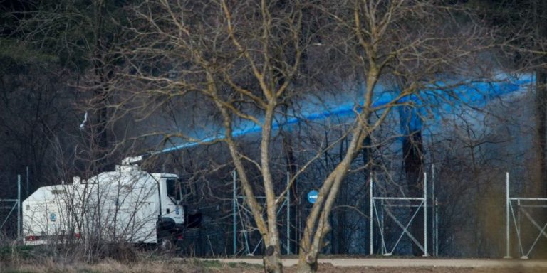 Ο Αίαντας της Αστυνομίας : Βάφουν τους μετανάστες μπλε για να τους ξεχωρίζουν