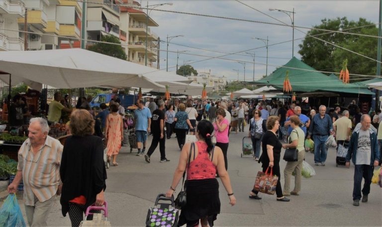 Εθελοντές του Ερυθρού Σταυρού παρέχουν πολύτιμες υπηρεσίες & στις λαϊκές αγορές