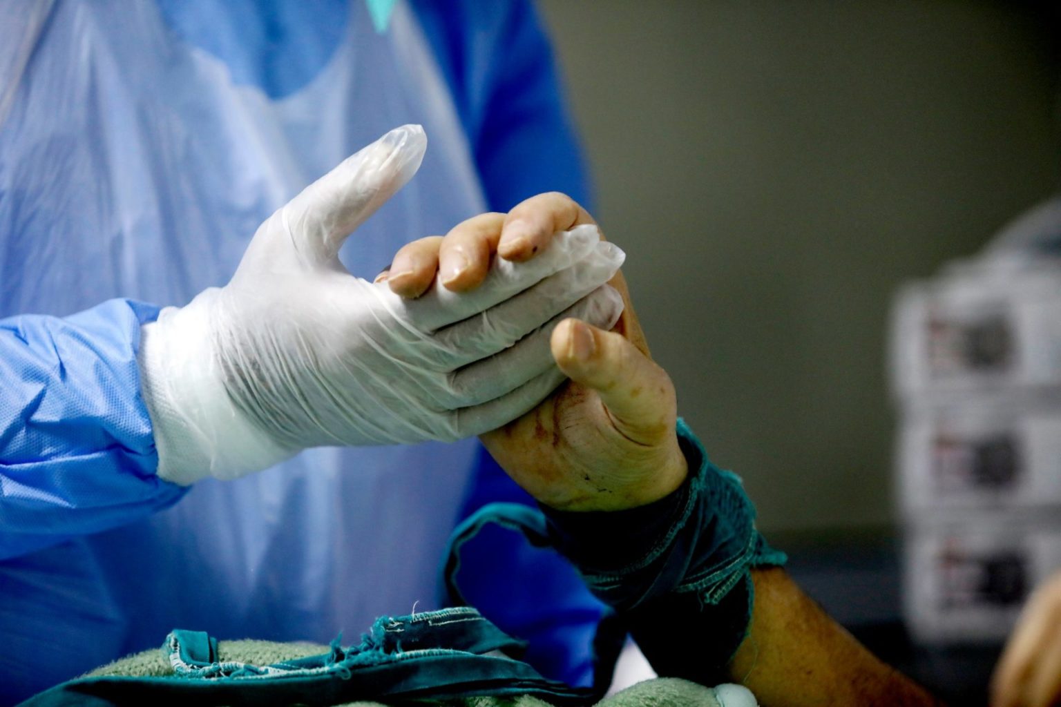 Covid-19 ασθενής αφυπνίζεται από την καταστολή και σφίγγει χέρι του ιατρού εντατικολόγου Κωστή Ποντίκη (Απρίλιος 2020) Φωτογραφία: Γιώργος Μουτάφης | Σχεδιασμός: Ευγένιος Καλοφωλιάς