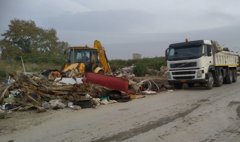 Καθαρισμός παρόχθιας περιοχής του Αίσωνα που είχε καταστεί αυθαίρετος σκουπιδότοπος