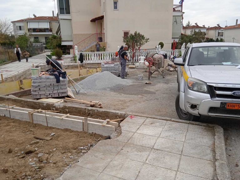 Δήμος Κατερίνης: Ανάπλαση των υπαίθριων χώρων στα δημοτικά κοιμητήρια - Παράλληλα συνεχίζονται οι αναπλάσεις πεζοδρομίων στην πόλη και στις κοινότητες