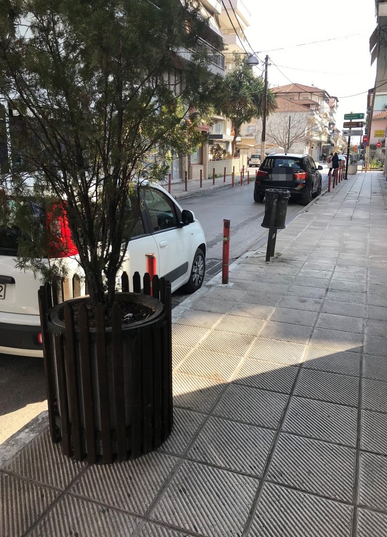 Δήμος Κατερίνης: Απομακρύνονται ογκώδη παρτέρια και γλάστρες από τα πεζοδρόμια – Χρονικό περιθώριο 2 εβδομάδων και μετά πρόστιμα