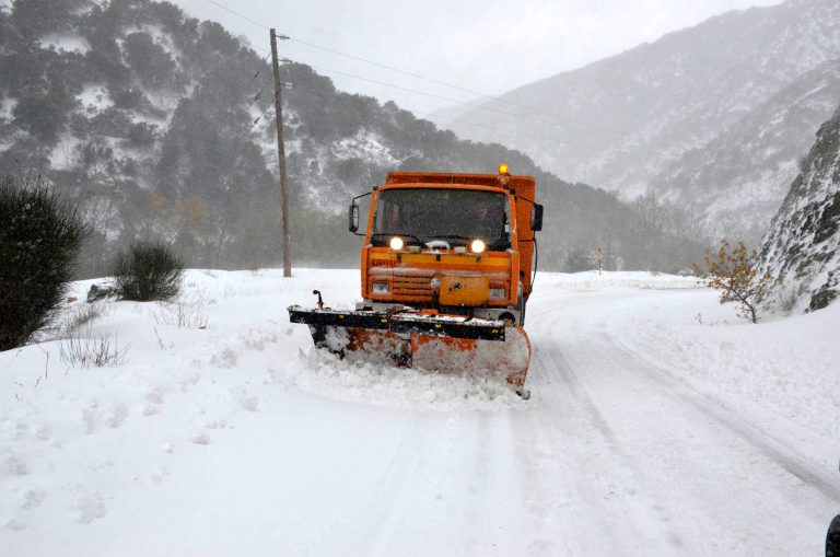 Μόνο με αντιολισθητικές αλυσίδες στο δρόμο Κατερίνη - Ελασσόνα - Σε ποιες περιοχές απαγορεύεται η  κυκλοφορία φορτηγών
