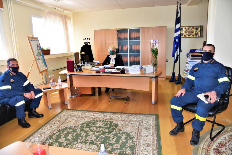 Ο Υποστράτηγος του Πυροσβεστικού Σώματος στην Αντιπεριφερειάρχη Πιερίας Σοφία Μαυρίδου