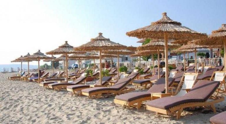 Το πρώτο Σαββατοκύριακο με ανοιχτές παραλίες με sms 6