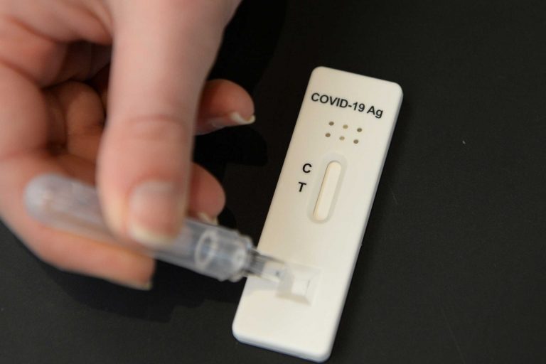Διευρύνεται η διάθεση των self tests σε όλους τους εργαζομένους της χώρας - Που είναι υποχρεωτικά από αύριο Δευτέρα