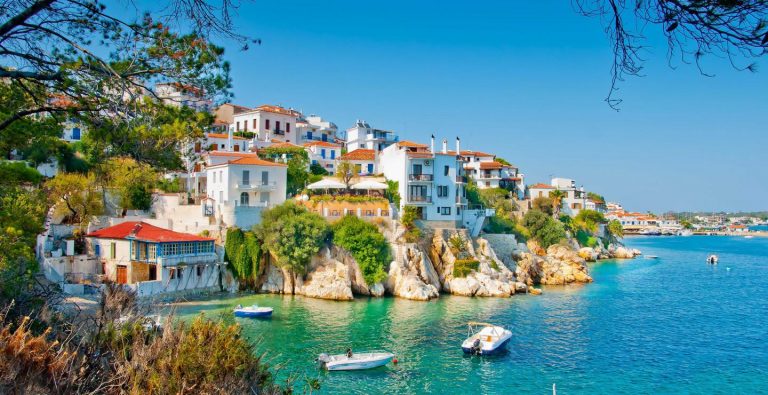 Εφοριακοί με μαγιό παριστάνοντας τους τουρίστες ετοιμάζουν απόβαση στα ελληνικά νησιά