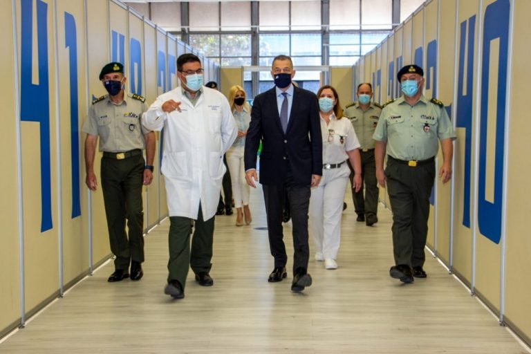 Επίσκεψη του υφυπουργού Εθνικής Άμυνας  Αλκιβιάδη Στεφανή στο εμβολιαστικό κέντρο στη Θεσσαλονίκη