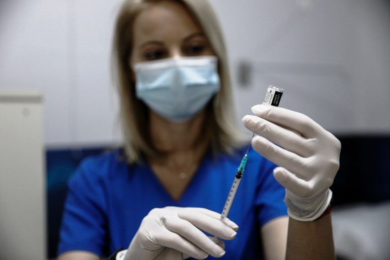 Yφυπουργός παρά τω πρωθυπουργώ, Άκης Σκέρτσος: "Πρέπει να τεθεί ζήτημα υποχρεωτικότητας του εμβολιασμού στις μονάδες υγείας"