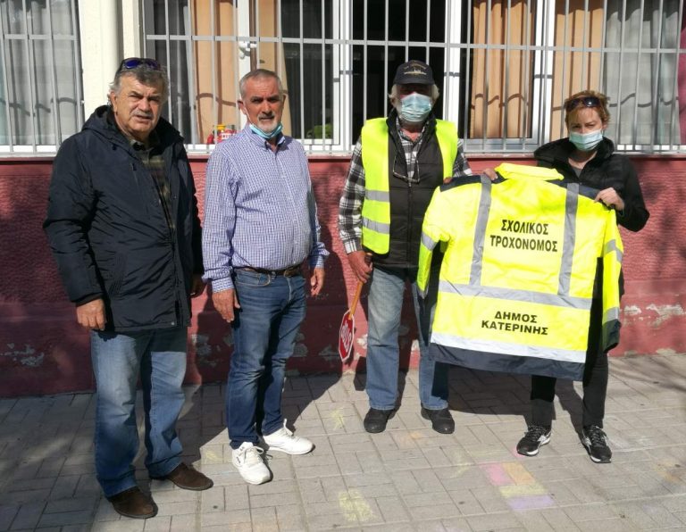 Παράδοση εξοπλισμού στους σχολικούς τροχονόμους
