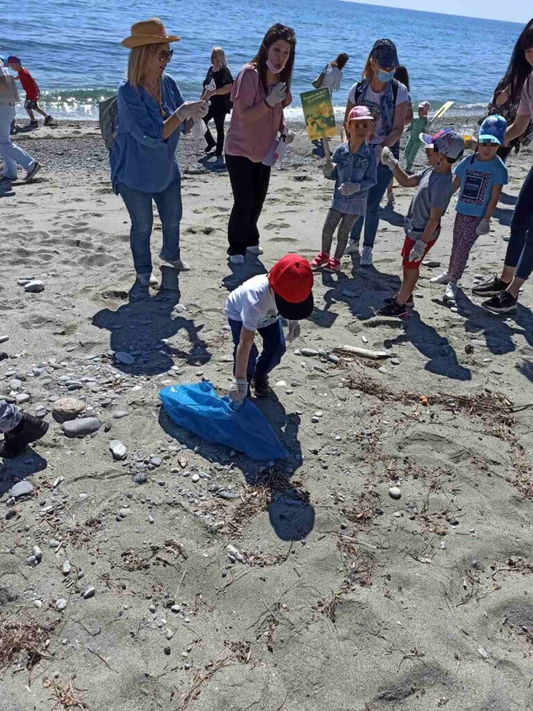 Λεπτοκαρυά | Εθελοντικός καθαρισμός της παραλίας με από κοινού συνεργασία του 2ου Νηπιαγωγείου Λεπτοκαρυάς, 3ου Νηπιαγωγείου Λεπτοκαρυάς & Νηπιαγωγείου Δίου