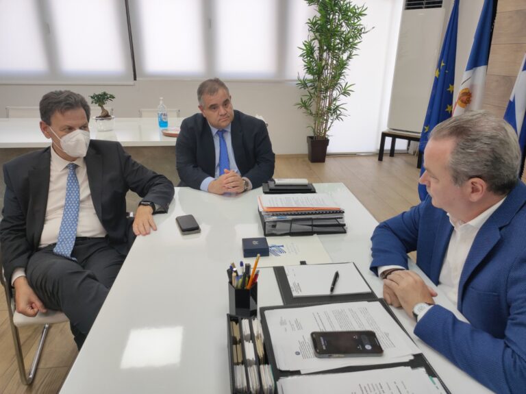 Ο αν. Υπουργός Οικονομικών  Θ. Σκυλακάκης και κλιμάκιο της Ν.Δ στο Δημαρχείο Κατερίνης