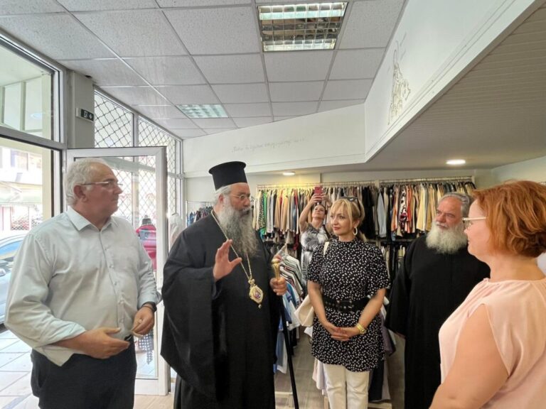 Περισσότερες από 1600 οικογένειες έχουν εξυπηρετηθεί από το κοινωνικό κατάστημα ρούχων της Μητρόπολης - Η παρουσίαση των νέων χώρων