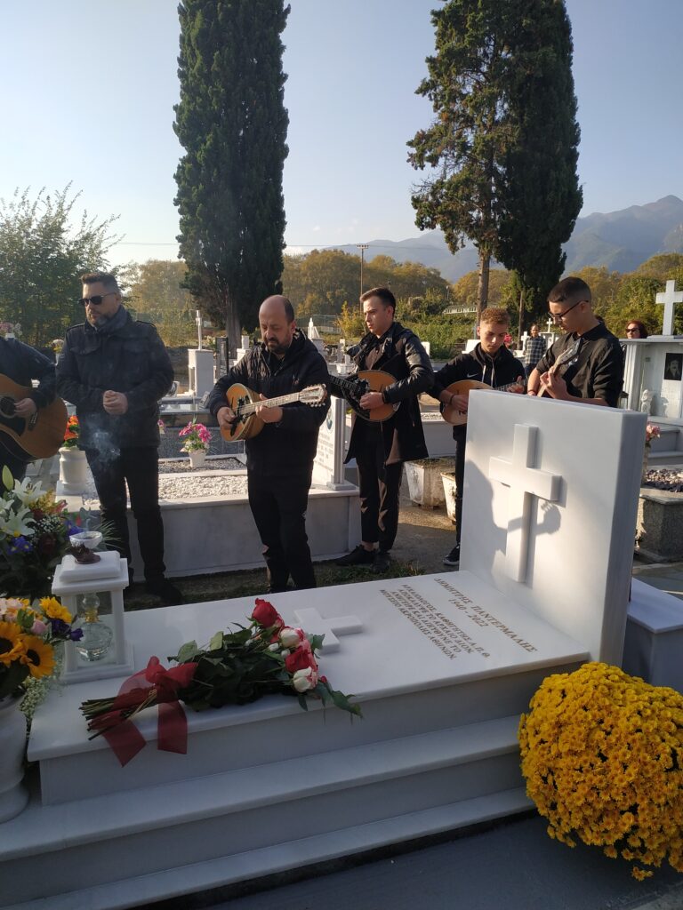 Η Ορχήστρα Νέων Δίου έπαιξε στο μνήμα του Δημήτρη Παντερμαλή ένα από τα αγαπημένα του τραγούδια την «Όμορφη Πόλη» του Μίκη Θεοδωράκη (video)