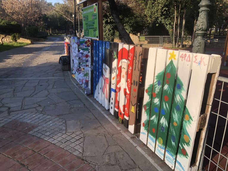 Μαθητές ζωγραφίζουν σε παλέτες και στολίζουν το Πάρκο της Κατερίνης