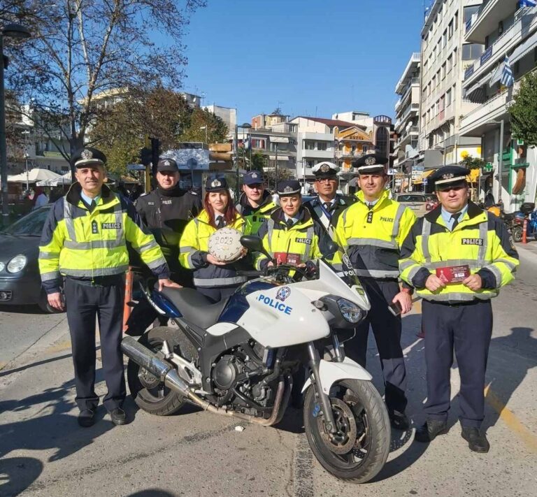 Τμήμα Τροχαίας Κατερίνης: Ευχές και φυλλάδια για την οδική ασφάλεια, μοίρασαν οι αστυνομικοί στο κέντρο της πόλης