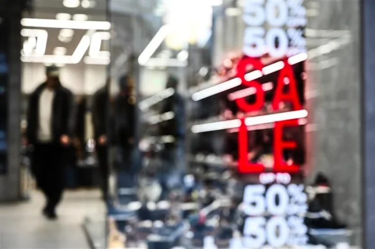 Αρχίζουν από σήμερα  οι χειμερινές εκπτώσεις - Ανοικτά την πρώτη Κυριακή (15 Ιανουαρίου) τα εμπορικά καταστήματα