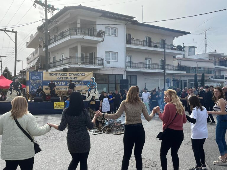 Πλήθος κόσμου στην Ημέρα Αγάπης και Αλληλεγγύης από τον Ποντιακό Σύλλογο "Παναγία Σουμελά" (Φωτορεπορτάζ)