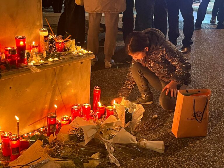Κατερίνη, βουβή διαμαρτυρία: Εκατοντάδες πολίτες και απέραντη θλίψη για τον άδικο θάνατο τόσων ανθρώπων