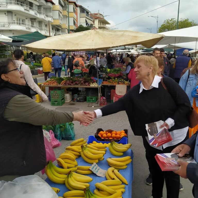 Τη λαϊκή αγορά της Κατερίνης επισκέφτηκε το πρωί του Σαββάτου η υποψήφια βουλεύτρια Πιερίας ΣΥΡΙΖΑ ΠΣ Θεοδοσία (Γνωσούλα) Χαϊλατζίδου