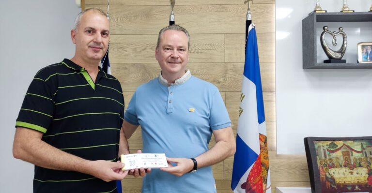 Ο Δήμος Κατερίνης στηρίζει την φιλανθρωπική συναυλία του «Βενιαμίν» -Ο Δήμαρχος Κώστας Κουκοδήμος πρόσφερε εισιτήρια της συναυλίας στο Συμβουλευτικό Κέντρο Γυναικών του Δ. Κατερίνης