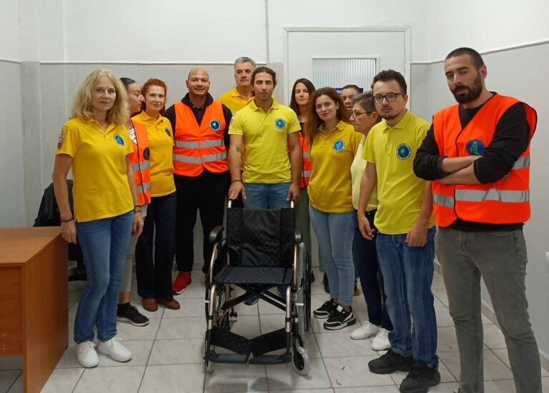 Αναπηρικό αμαξίδιο, προς διάθεση σε όποιον το έχει ανάγκη, από τη Διασωστική Ομάδα Πιερίας
