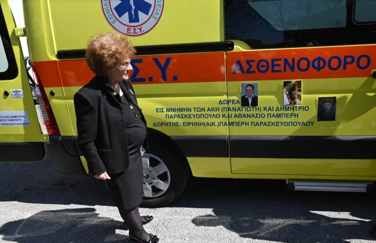 Το ευχαριστώ των εργαζομένων του ΕΚΑΒ Πιερίας, στη κα. Ειρήνη Παμπέρη Παρασκευοπούλου για τη δωρεά του ασθενοφόρου - Συγκινητικές στιγμές - Από το 2004 το ΕΚΑΒ δεν έχει πάρει καινούργιο ασθενοφόρο από την Πολιτεία!