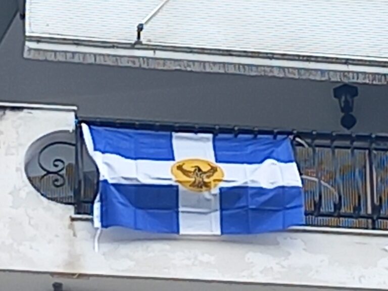 Το λάβαρο των αγωνιστών του Πόντου κυματίζει σε μπαλκόνια της Κατερίνης