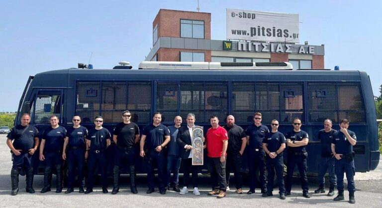 Τις ευχές της Διμοιρίας Υποστήριξης της Διεύθυνσης Αστυνομίας Πιερίας δέχθηκε ο Κωνσταντίνος Πίτσιας -  Του δώρισαν την εικόνα της Παναγίας Γλυκοφιλούσας