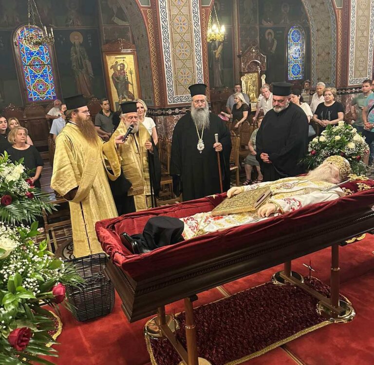 Χιλιάδες πιστοί προσέρχονται από χθες για να προσκυνήσουν το σκήνωμα του μακαριστού Μητροπολίτου πρώην Κίτρους κυρού Αγαθονίκου.