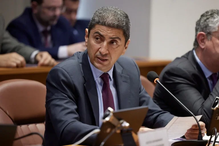 Αυγενάκης για την επίθεση σε υπάλληλο στο Ελ. Βενιζέλος: "Το περιστατικό παρέμεινε σε επίπεδο διαφωνίας και λεκτικής έντασης μόνο" - "Ντροπιαστική και βίαιη συμπεριφορά του πρώην υπουργού", αναφέρει η ανακοίνωση του  ΠΑΣΟΚ