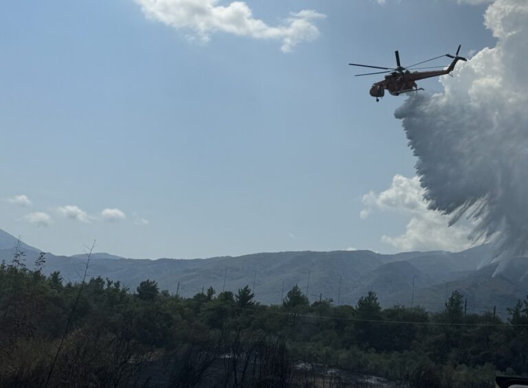 Σβήστηκε η φωτιά στην παρολύμπια περιοχή της Πλάκας Λιτοχώρου με ισχυρή δύναμη της Πυροσβεστικής, εναέρια μέσα, υδροφόρες και μηχανήματα του Δήμου, της ΠΕ Πιερίας και του Δήμου Κατερίνης