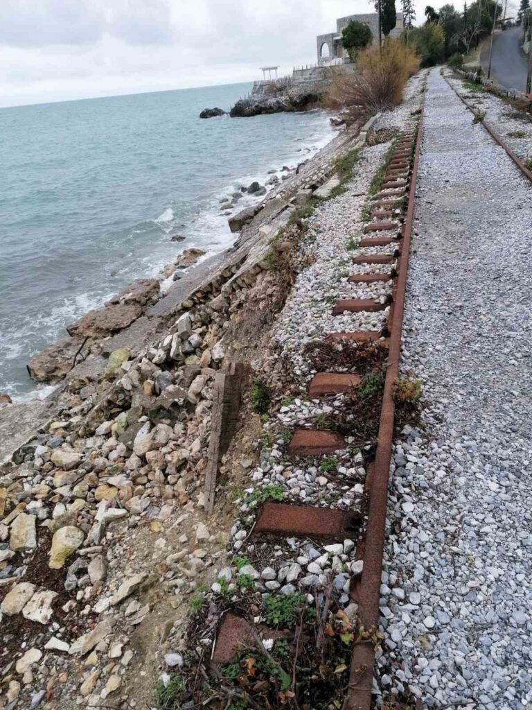 Κακοκαιρία Bora: Μεγάλες  ζημιές στη παλιά σιδηροδρομική γραμμή στον Πλαταμώνα (Βίντεο + φωτο)