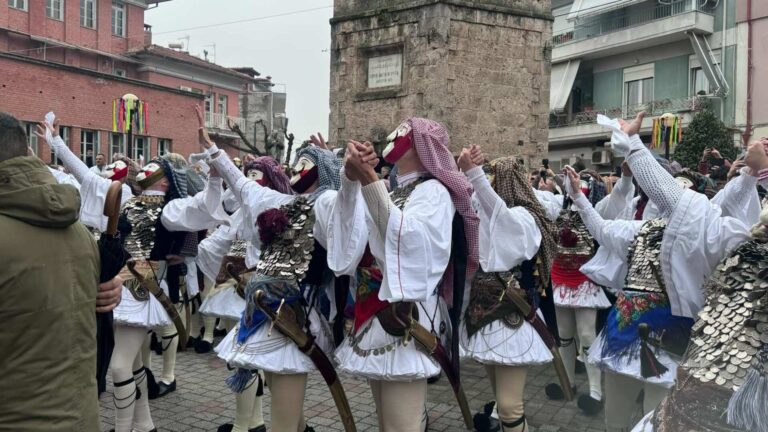 Χιλιάδες κόσμου επισκέφτηκαν την Ηρωική πόλη της Νάουσας για να δουν το μοναδικό δρώμενο «Γενίτσαροι και Μπούλες»