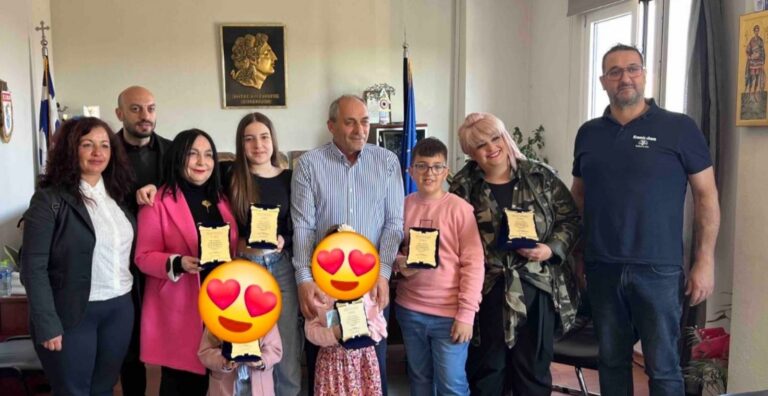 Ο Δήμαρχος Δήμου Πύδνας – Κολινδρού τίμησε τη Θεατρική Ομάδα του Συλλόγου Εθελοντών του δήμου,  για τη διάκρισή της στο 8ο Φεστιβάλ Εθελοντισμού