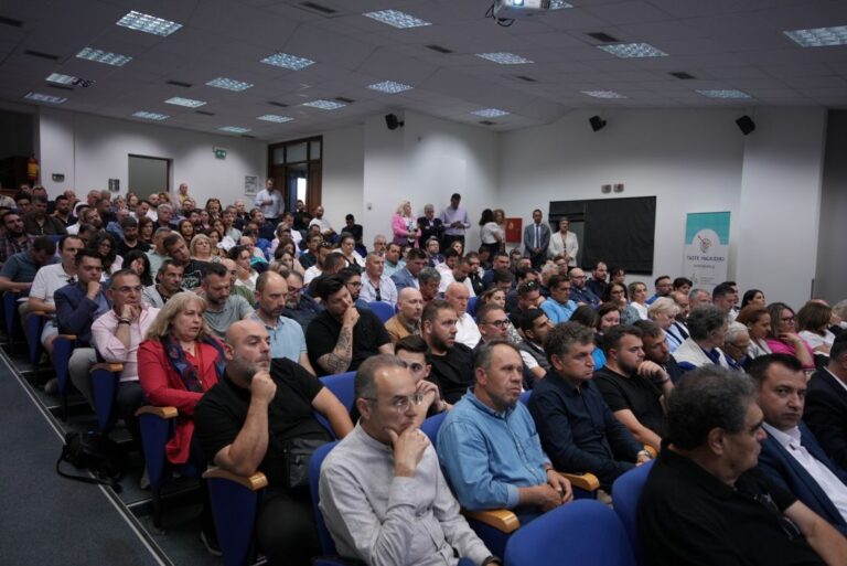 Η Περιφερειάρχης Κεντρικής Μακεδονίας Αθηνά Αηδονά παρουσίασε τις δυο νέες δράσεις ενίσχυσης επιχειρηματικότητας στη Χαλκιδική – Επίσκεψη στο Σπήλαιο και το Μουσείο Πετραλώνων