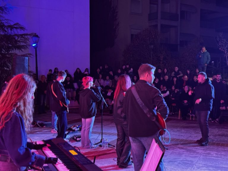 Το Μουσικό Σχολείο Κατερίνης «ρόκαρε» στο φινάλε της έκθεσης “Νιότη σε Καμβά”
