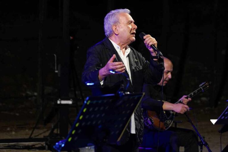Αρχαίο θέατρο Δίου: Ο Μητσιάς απήγγειλε τον «Γιάννη τον φονιά» του Γκάτσου επειδή ο γιος του Χατζιδάκι απαγόρευσε να τον τραγουδήσει